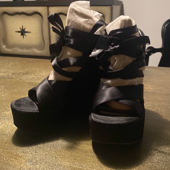 Black satin platform shoe with satin laces - Picture 2 of 6
